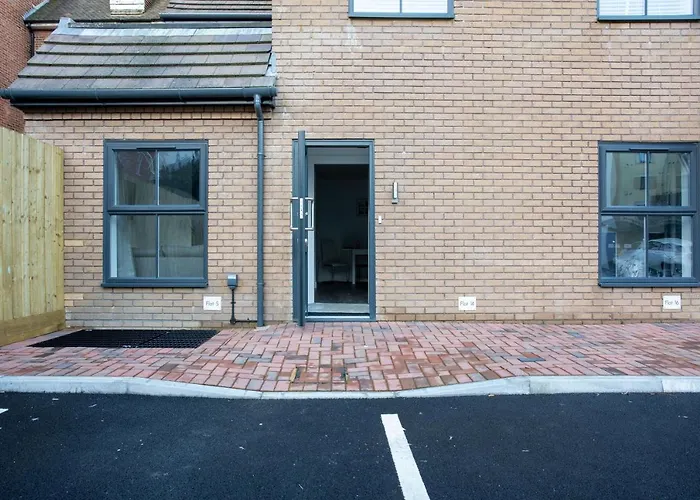 Contemporary Two Bedroom Duplex - Secluded Residence With Parking In A Prime Central Location